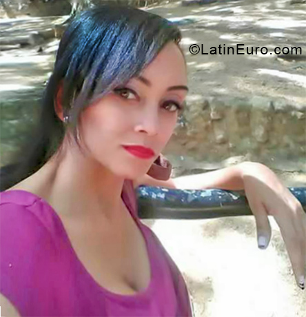Date this young Colombia girl Amanda from Cali CO24138
