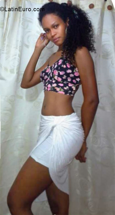 Date this pretty Colombia girl Dina from Cartagena CO24160