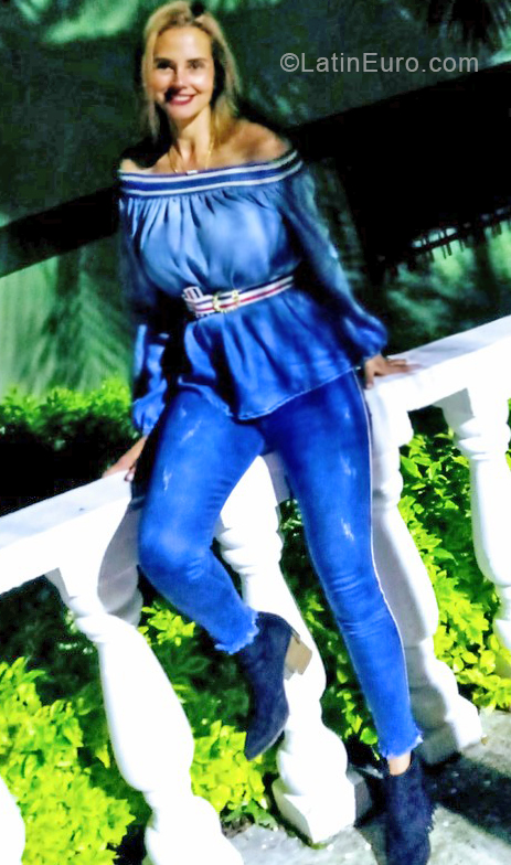 Date this young Colombia girl Luna from Bogota CO24198