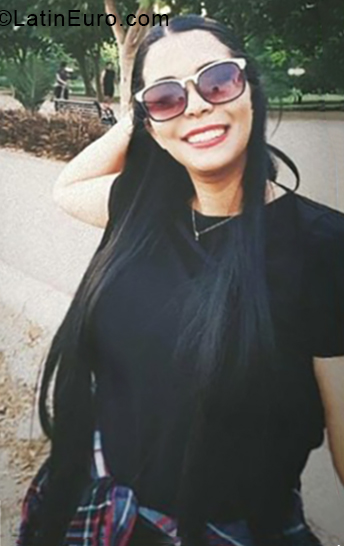Date this attractive Ecuador girl Adri from Quito EC274