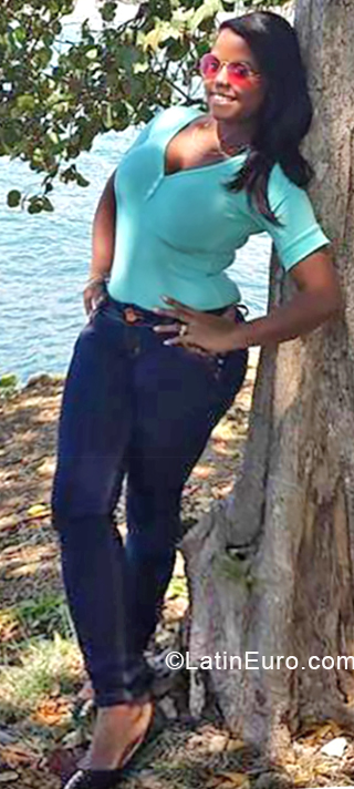 Date this hard body Dominican Republic girl Dariania from San Pedro de Macoris DO34466
