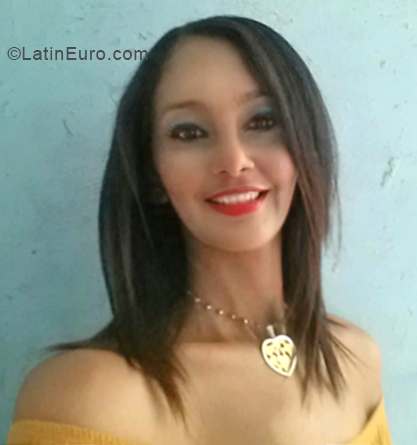 Date this lovely Venezuela girl Dayana from Maracaibo VE2020