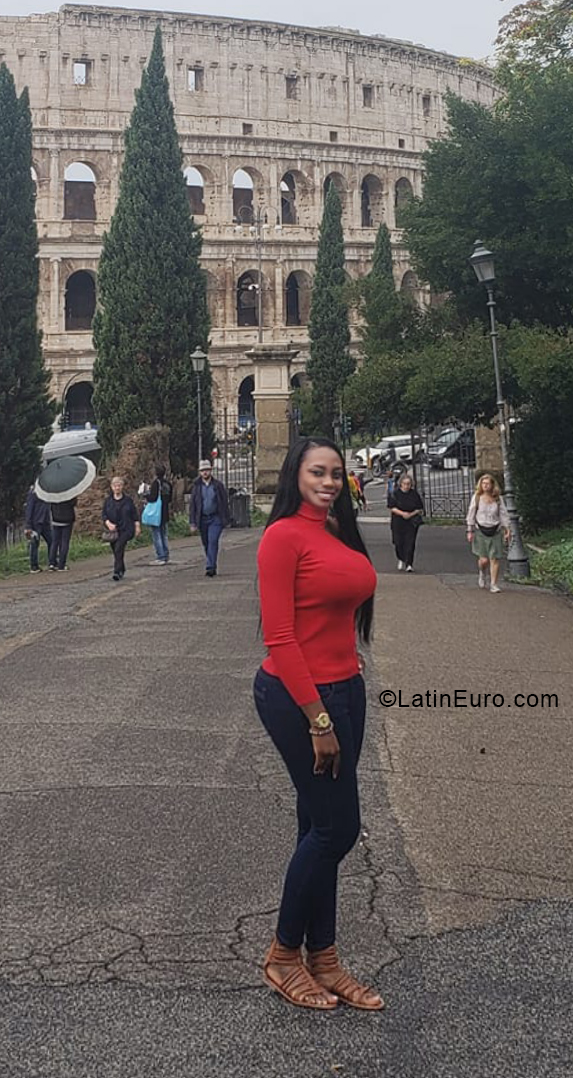 Date this stunning Colombia girl Nayera from Cali CO24836