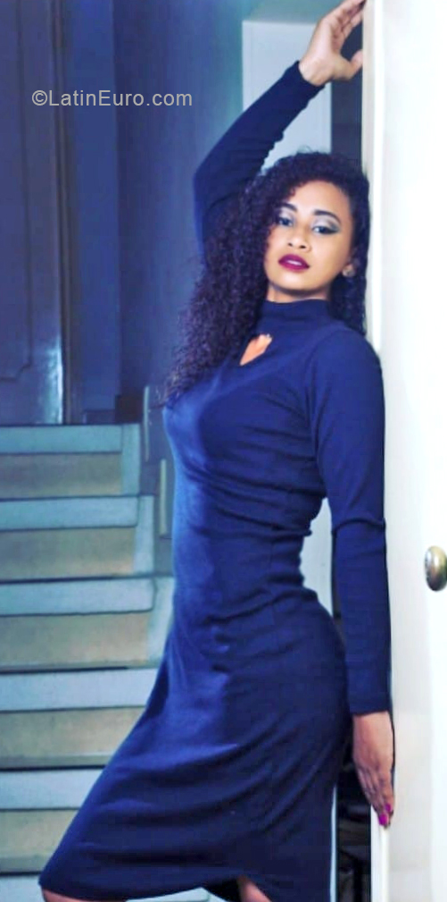 Date this voluptuous Colombia girl Marcela from Cali CO24973