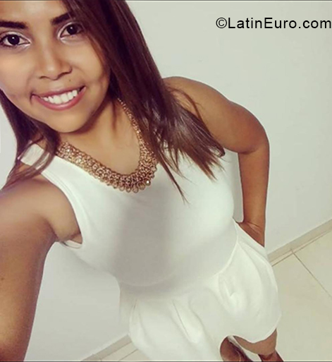 Date this nice looking Colombia girl Colombiana from Bogota CO25104