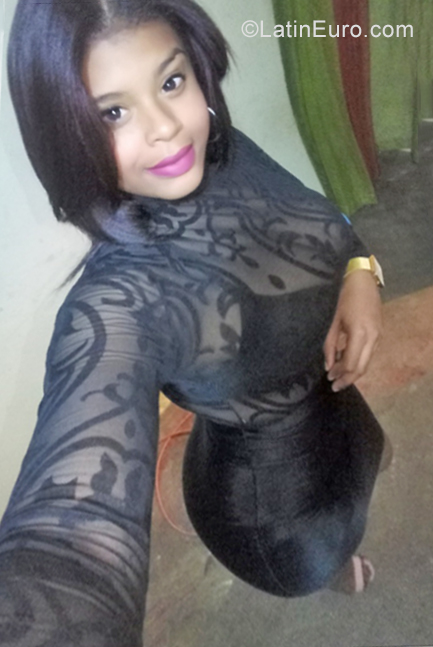 Date this hard body Dominican Republic girl Oscateren from Santiago DO34675