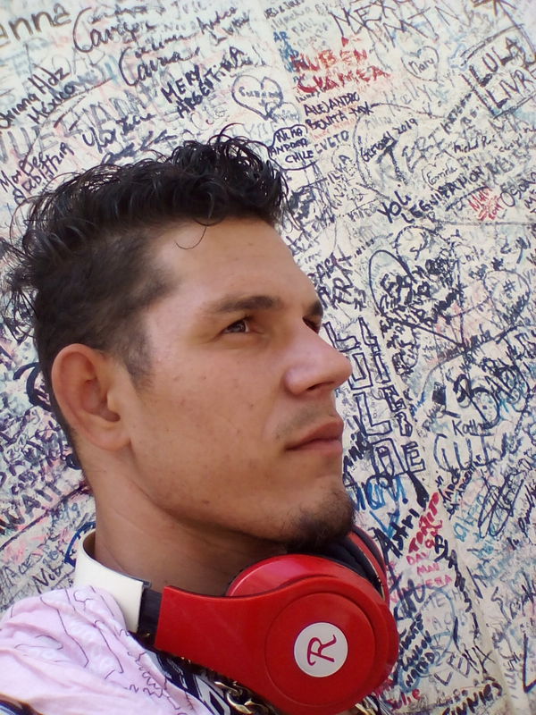 Date this tall Cuba man Leoxander from Habana CU518