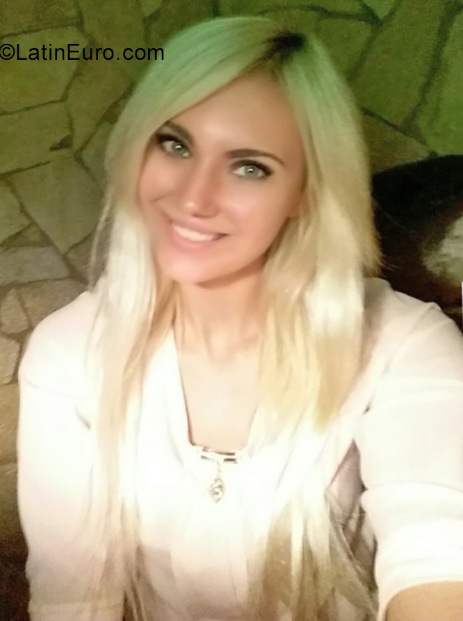 Date this hard body Ukraine girl Retfonie from Kiev UA77