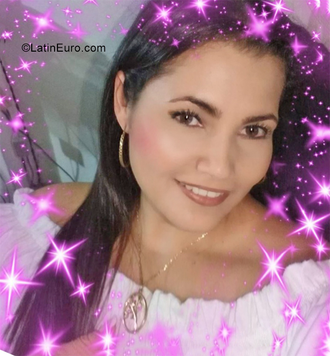 Date this attractive Colombia girl ESPERANZA from Bucaramanga CO25465