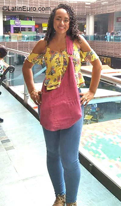 Date this gorgeous Colombia girl Anita from Cali CO25524