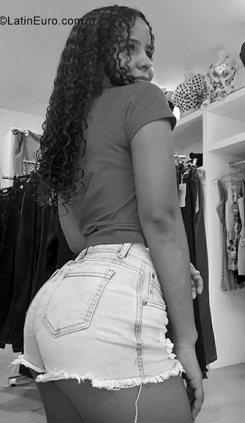 Date this tall Colombia girl Dana from Cota CO25583