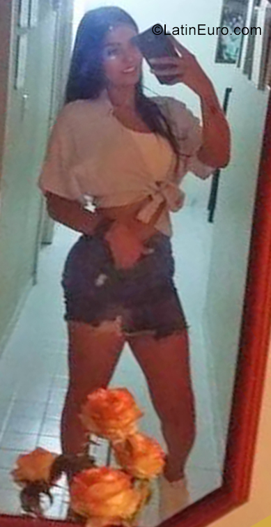 Date this sultry Colombia girl Daniela from Cali CO25653