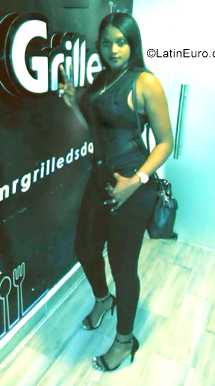 Date this good-looking Dominican Republic girl Charina from Santo Domingo DO35412