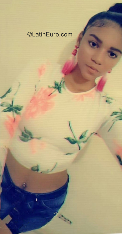 Date this nice looking Dominican Republic girl Ivonne from Santiago DO35435