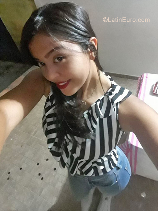 Date this gorgeous Colombia girl Claudia from Barrancabermeja CO25809