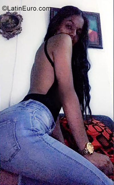 Date this athletic Dominican Republic girl Sabrina from Santiago DO35648