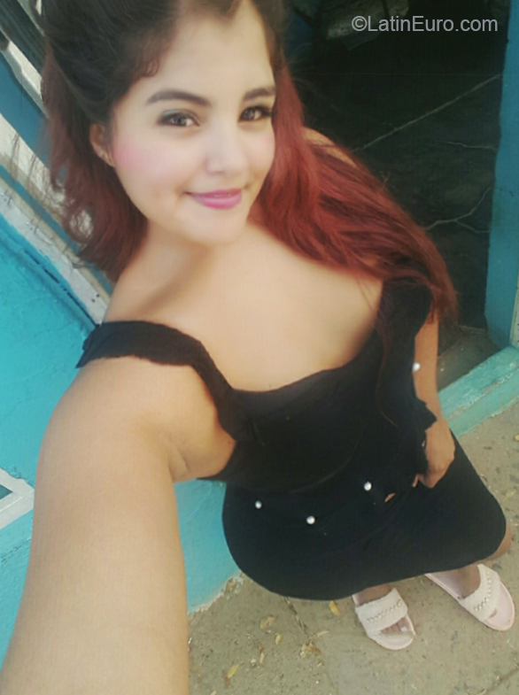 Date this good-looking Venezuela girl Andrea from Falcon VE2642