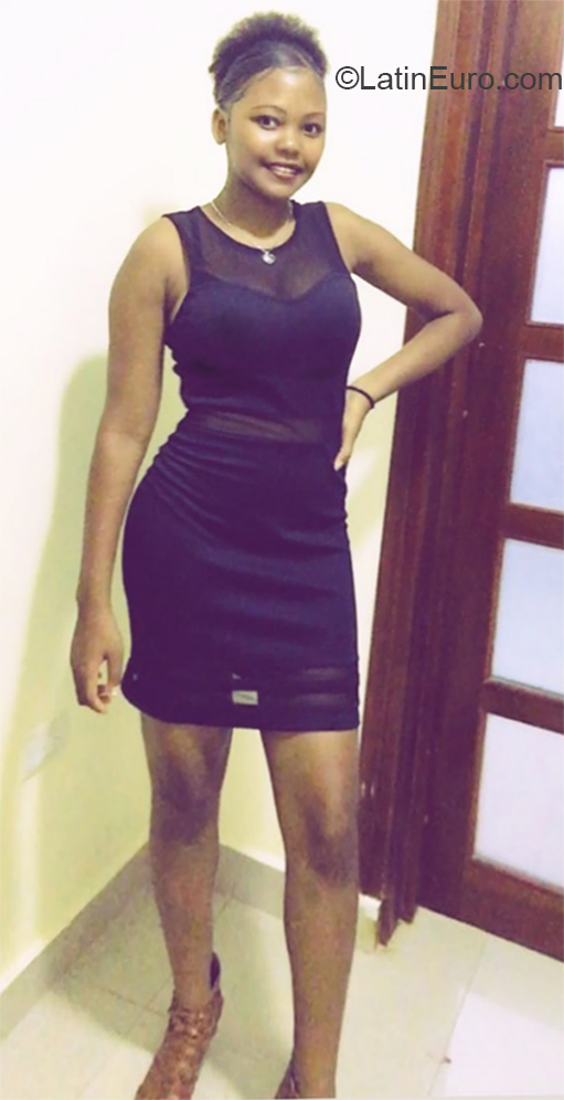 Date this sensual Dominican Republic girl Winia from Higuey DO35873