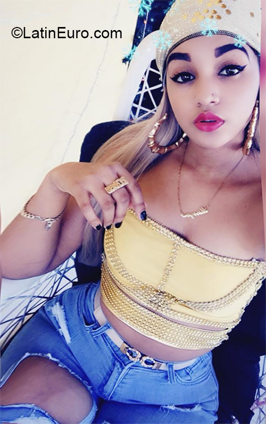 Date this charming Dominican Republic girl Genesis from Santo Domingo DO37301