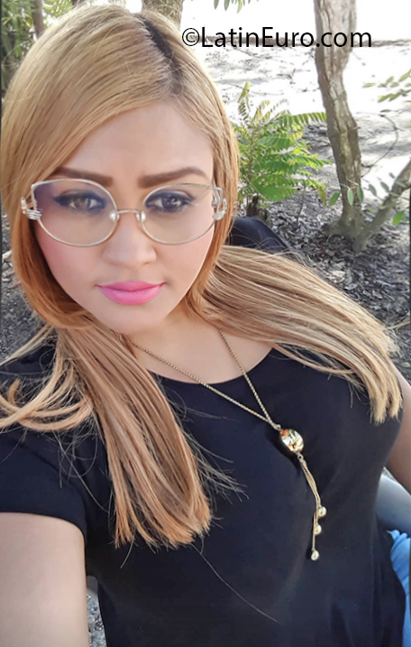 Date this pretty Dominican Republic girl Victoria from Santiago DO37577