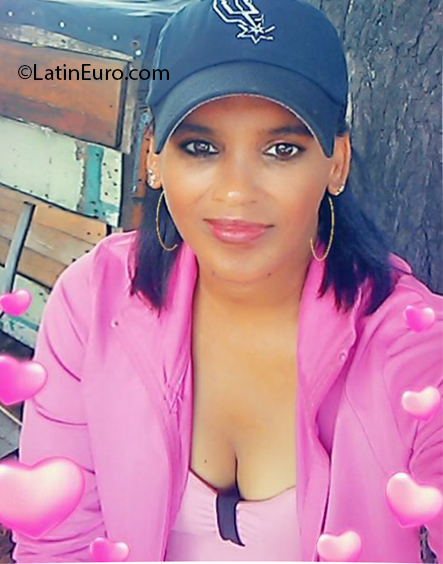 Date this sultry Dominican Republic girl Ana from Santiago DO37653