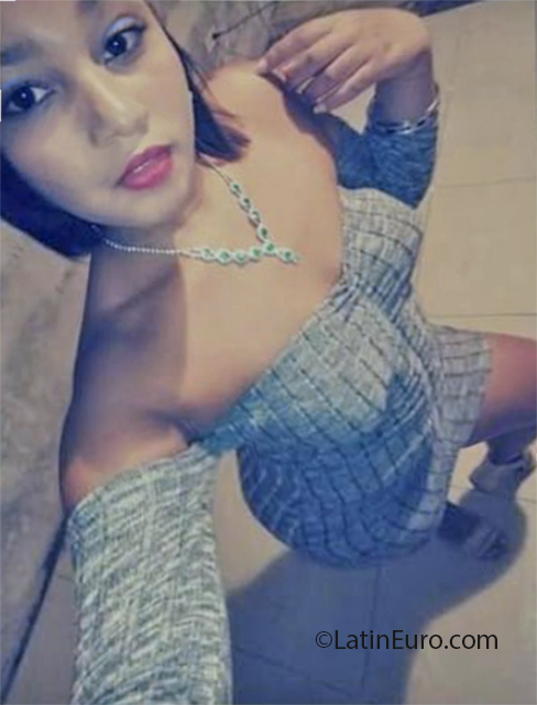 Date this fun Dominican Republic girl Yokari from Santo Domingo DO37705