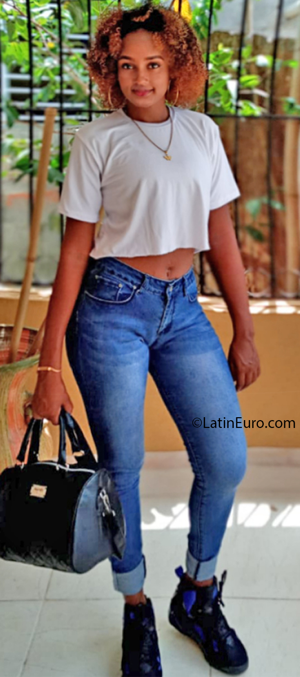 Date this athletic Dominican Republic girl Erika from Santo Domingo DO37711