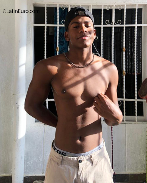 Date this exotic Colombia man Daniel from Cali CO27089