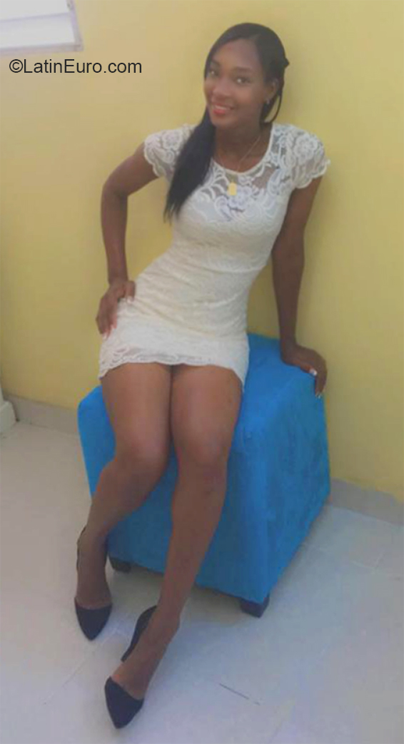 Date this good-looking Dominican Republic girl Logi from Santo Domingo DO38110
