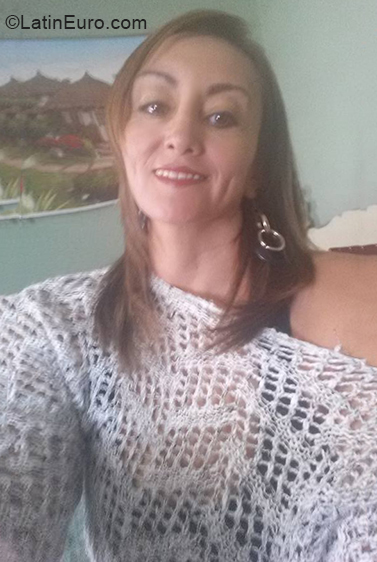 Date this tall Ecuador girl Edith from Quito EC490