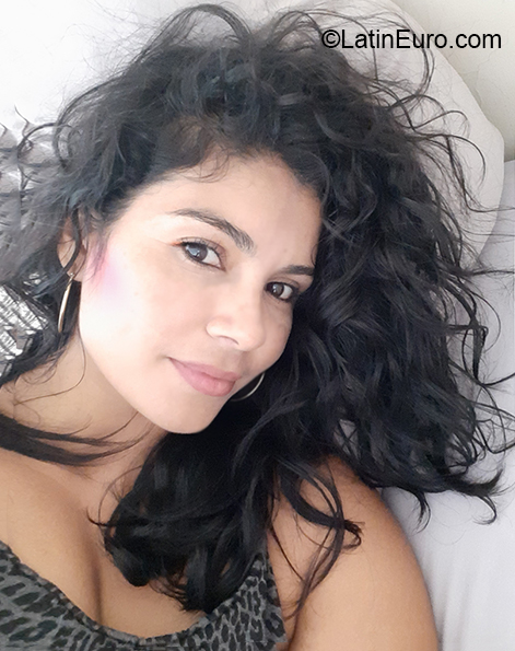 Date this beautiful Ecuador girl Yojany from Guayaquil EC499
