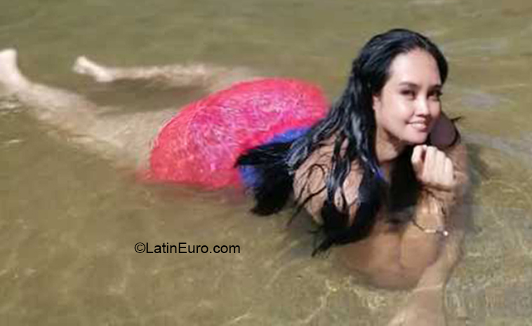 Date this happy Colombia girl Kris from Medellin CO27554