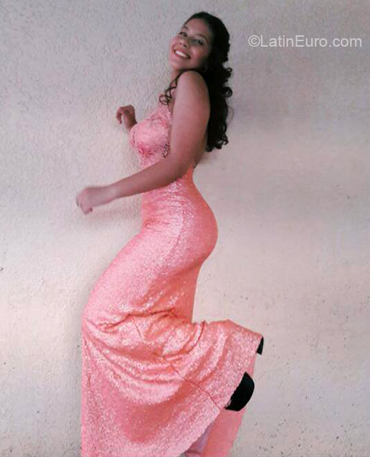 Date this good-looking Argentina girl Angeles from San juan AR465