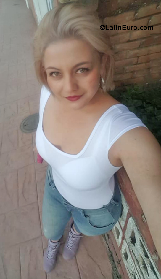 Date this good-looking Colombia girl Milena from Bogota CO28384