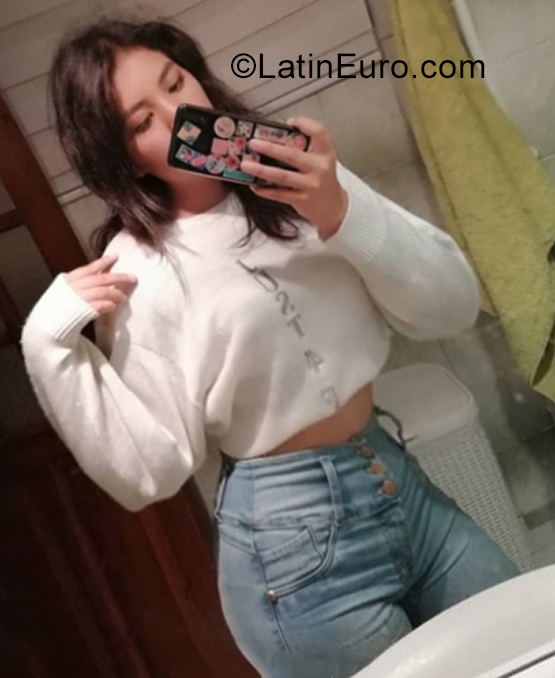 Date this voluptuous Ecuador girl Cristina from Quito EC633
