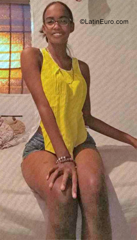 Date this sultry Dominican Republic girl Sanyeiry from Santo Domingo DO38936