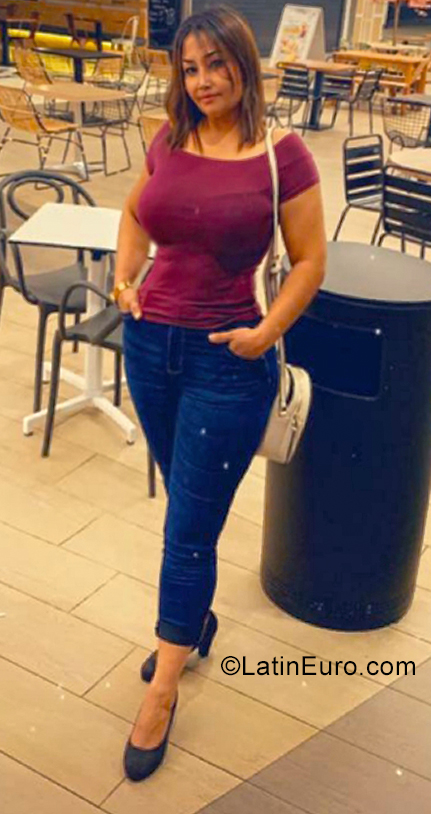 Date this good-looking Spain girl Luz from Madrid ES576