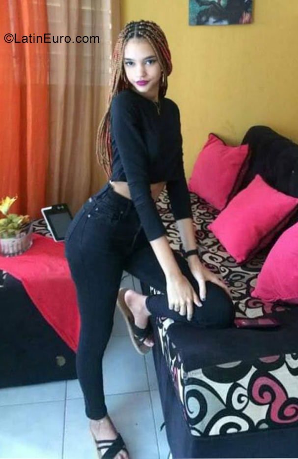 Date this tall Dominican Republic girl Aivi from Santo Domingo DO39360