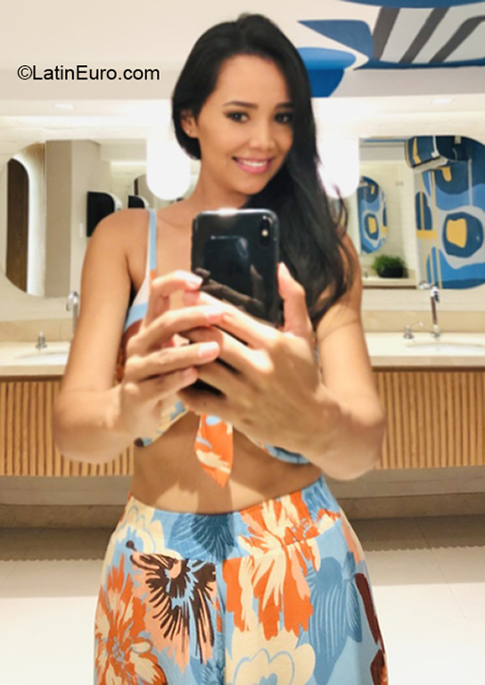 Date this lovely Brazil girl Ana Patrcia from Rio De Janeiro BR11334