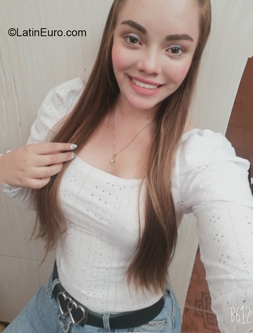 Date this hot Colombia girl Shara from Bogota CO30003