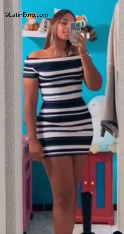 Date this fun United States girl Adriana from Cancun US21262