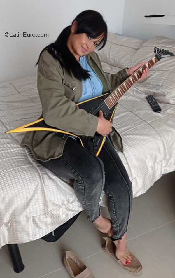 Date this beautiful Spain girl Aura from Barcelona ES627