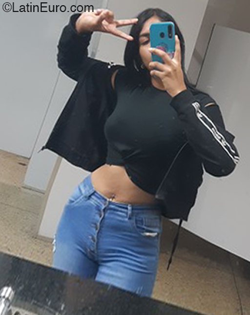 Date this happy Venezuela girl Cristina beth from El tigre VE3988