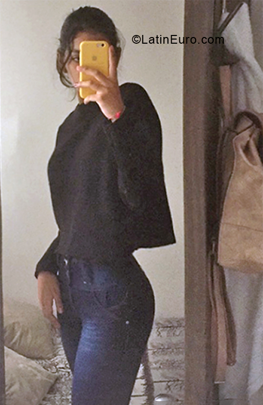 Date this nice looking Colombia girl Natalia from Bogota CO30621