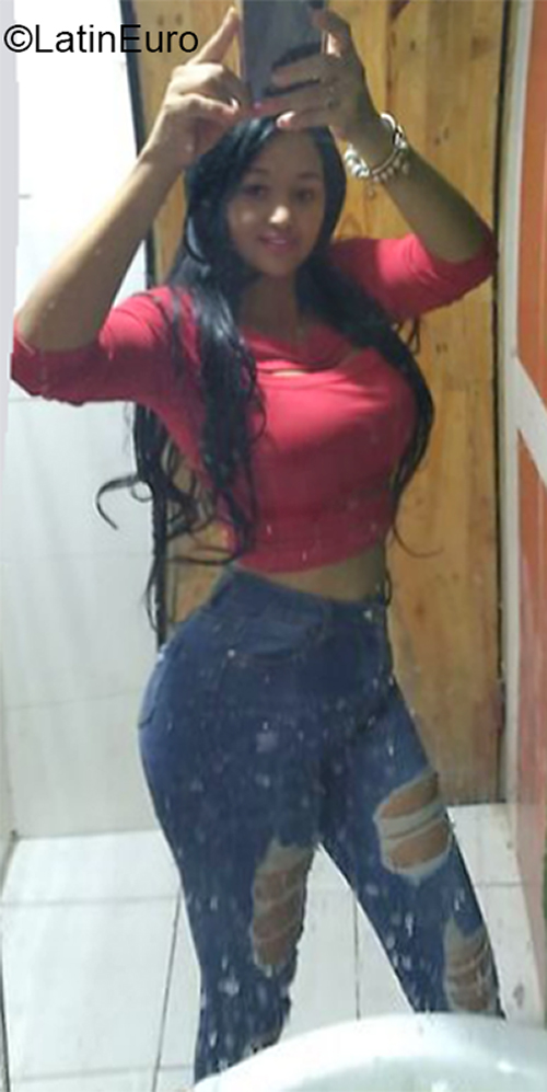 Date this nice looking Dominican Republic girl Sandra from Santo Domingo DO40588