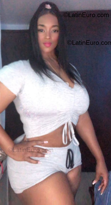 Date this pretty Colombia girl Kmila from Armenia CO33573