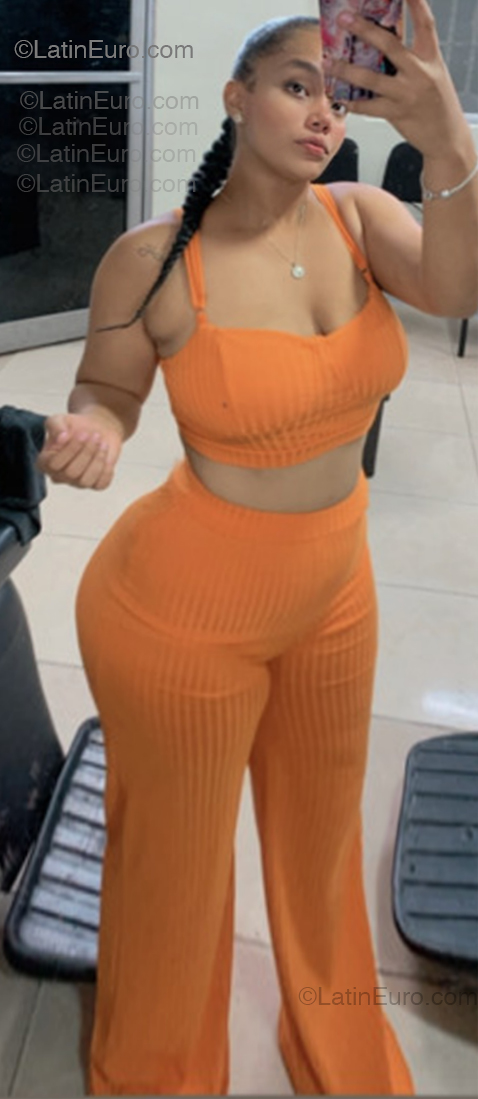 Date this athletic Dominican Republic girl Yessica from Santos Domingo DO55027