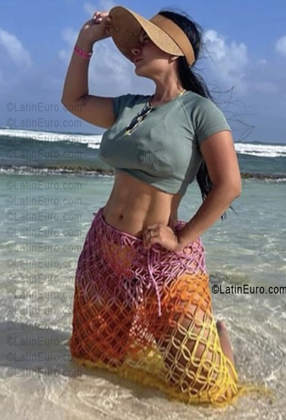 Date this sultry Colombia girl Lizeth from Cali CO33762