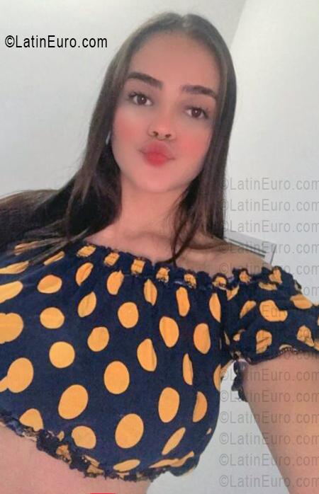 Date this young Colombia girl Penelope from Bogota CO33660