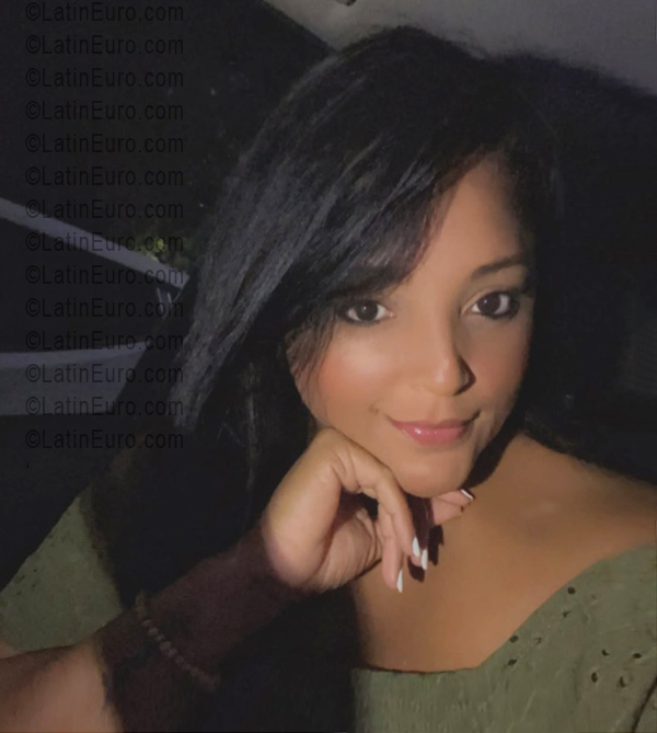 Date this pretty Dominican Republic girl Yinet from Santo Domingo DO56607